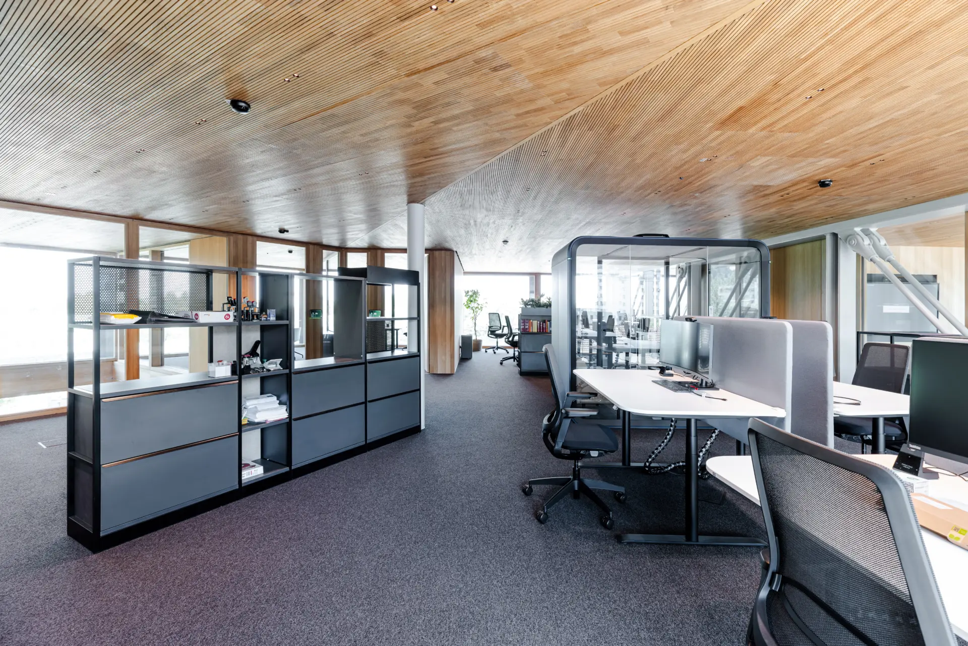 Modernes Büro mit Schreibtischen und Regalen