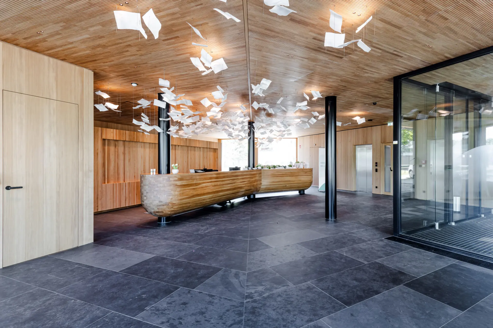 Moderner Empfangsbereich mit Holzdecke und Dekoration