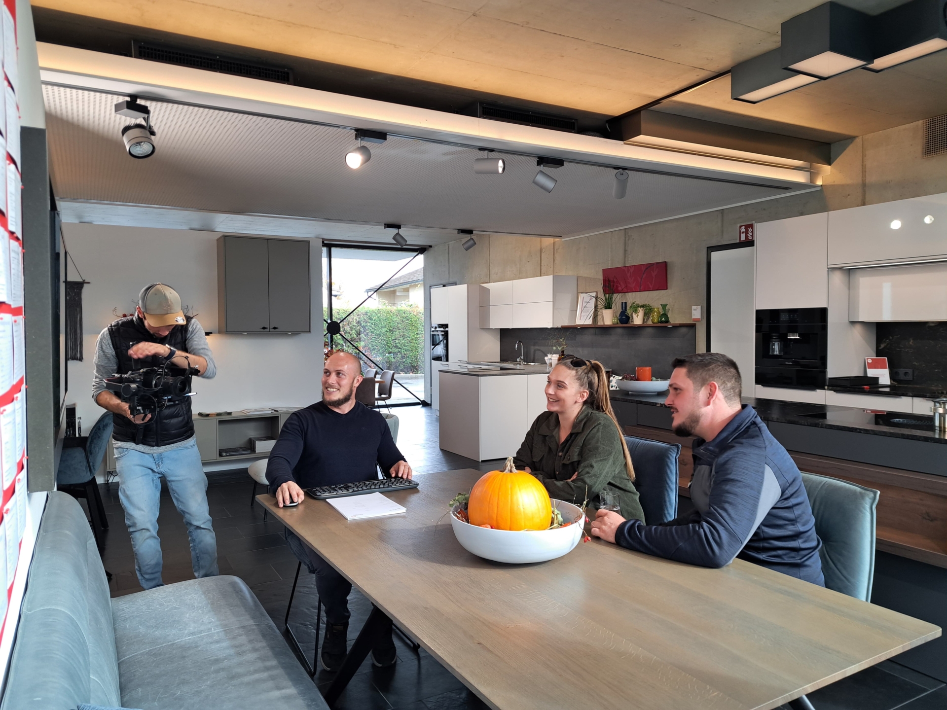 Team diskutiert Projekt in moderner Küche