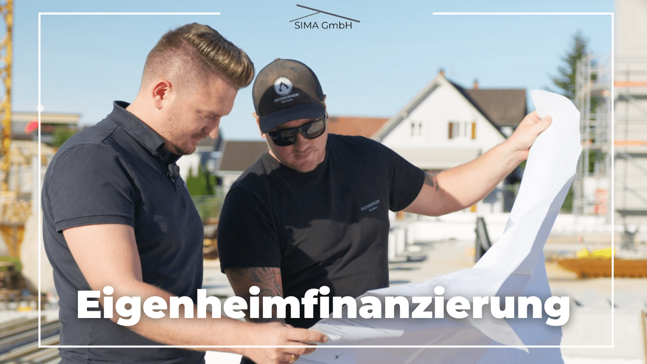 Zwei Männer prüfen Baupläne zur Eigenheimfinanzierung.