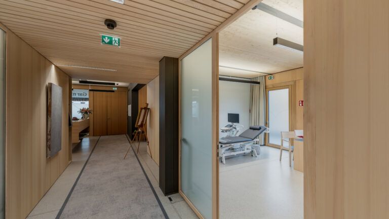 Moderner Klinikflur mit Behandlungsraum