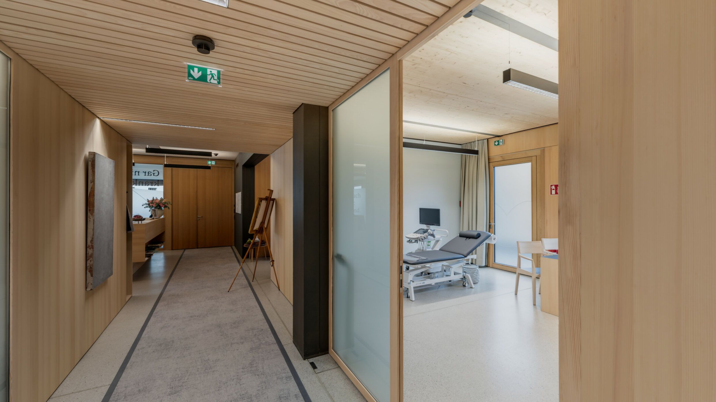 Moderner Klinikflur mit Behandlungsraum