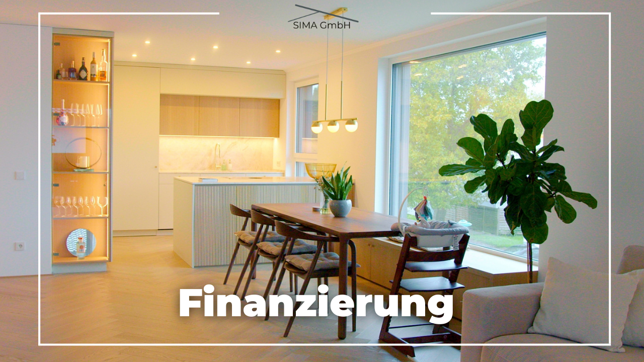 Moderne Küche mit Esstisch und Pflanzen
