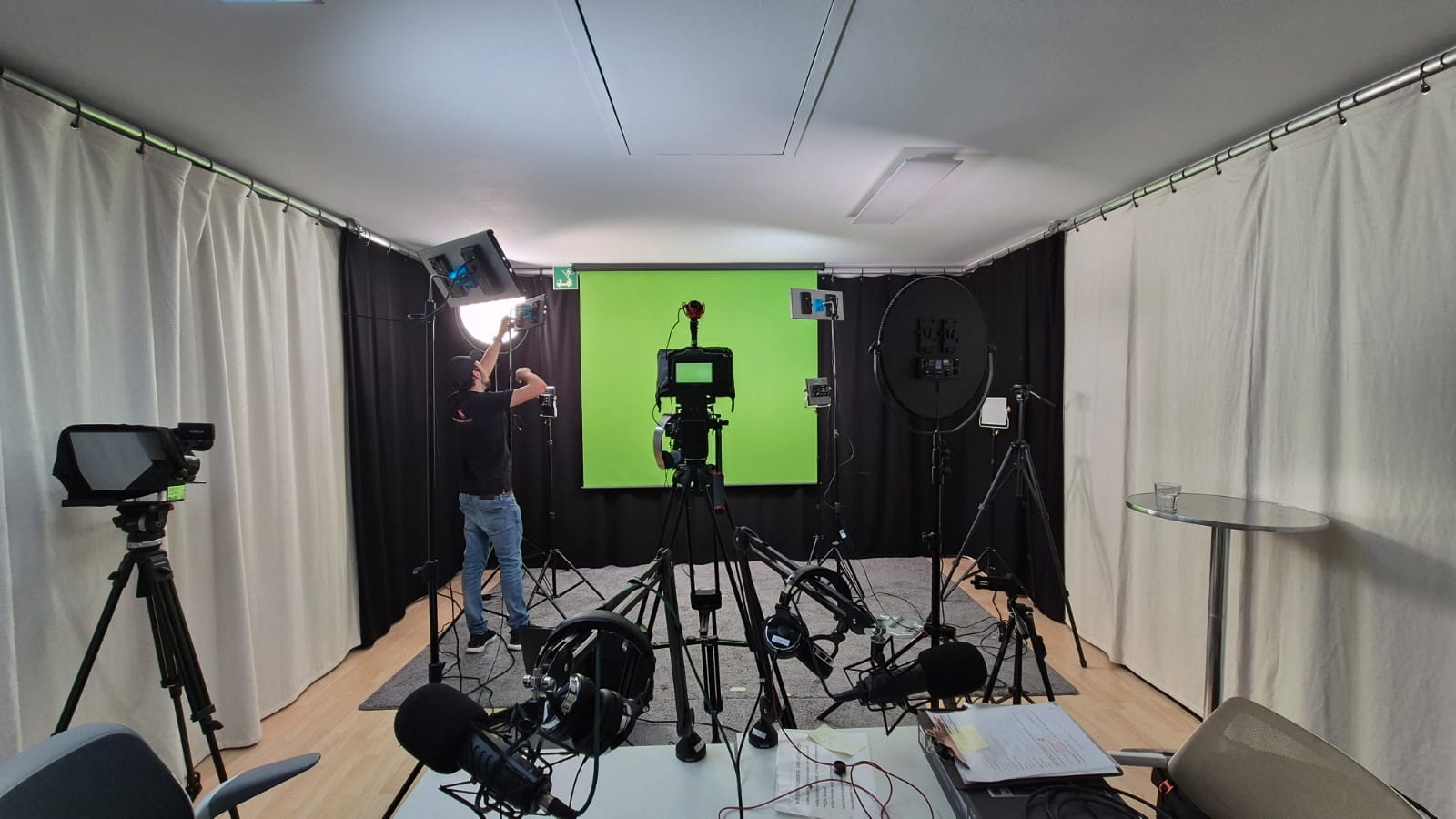 Green-Screen-Aufnahmestudio mit Kameras und Beleuchtung