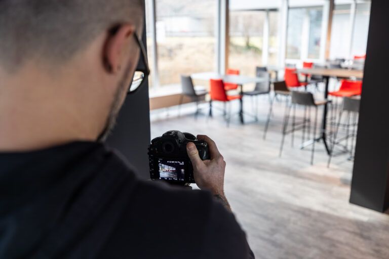Fotografiert ein modernes Café-Interieur