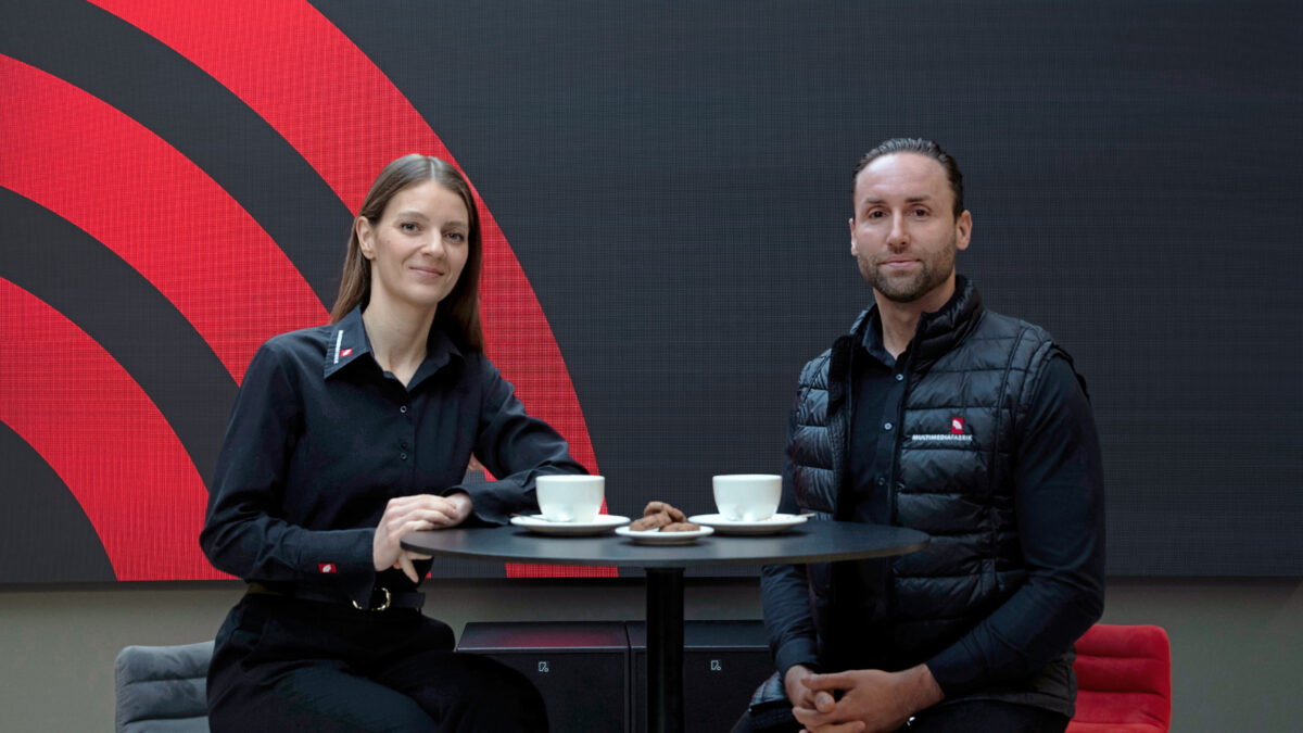 Zwei Menschen trinken Kaffee an einem Tisch.