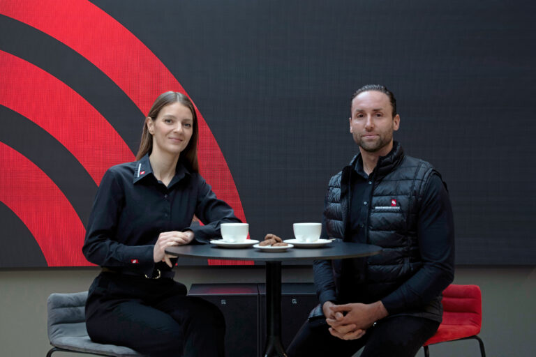 Zwei Menschen trinken Kaffee an einem Tisch.