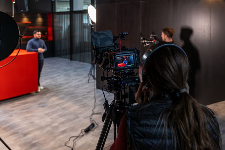 Filmteam bei einer Videoaufnahme im Studio.