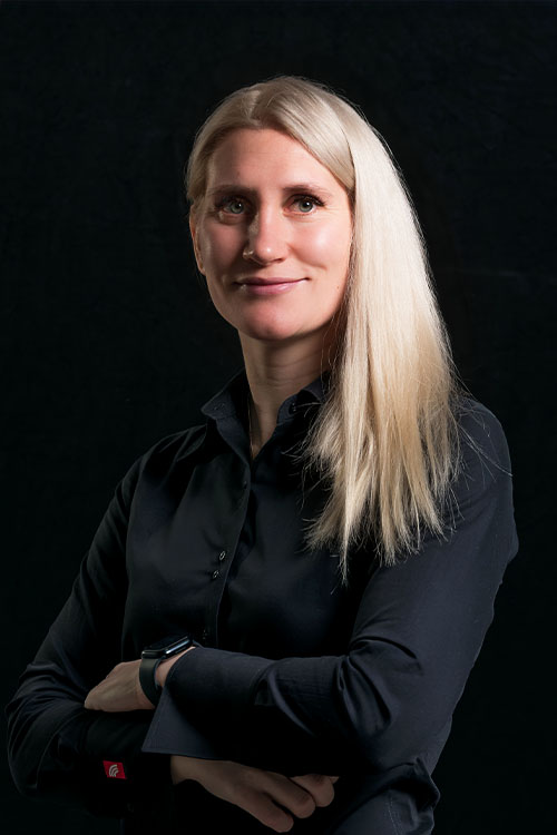 Porträt einer lächelnden Frau mit blonden Haaren.