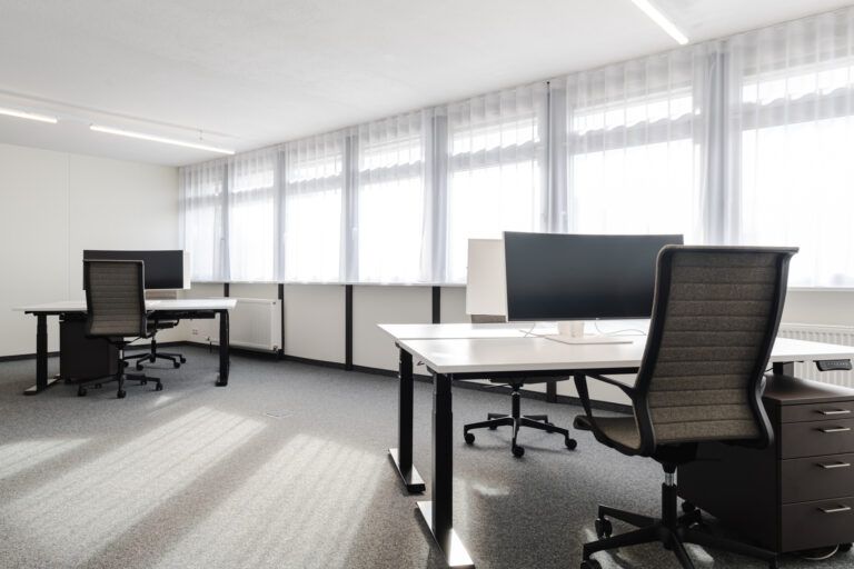 Leeres Büro mit Schreibtischen und Stühlen