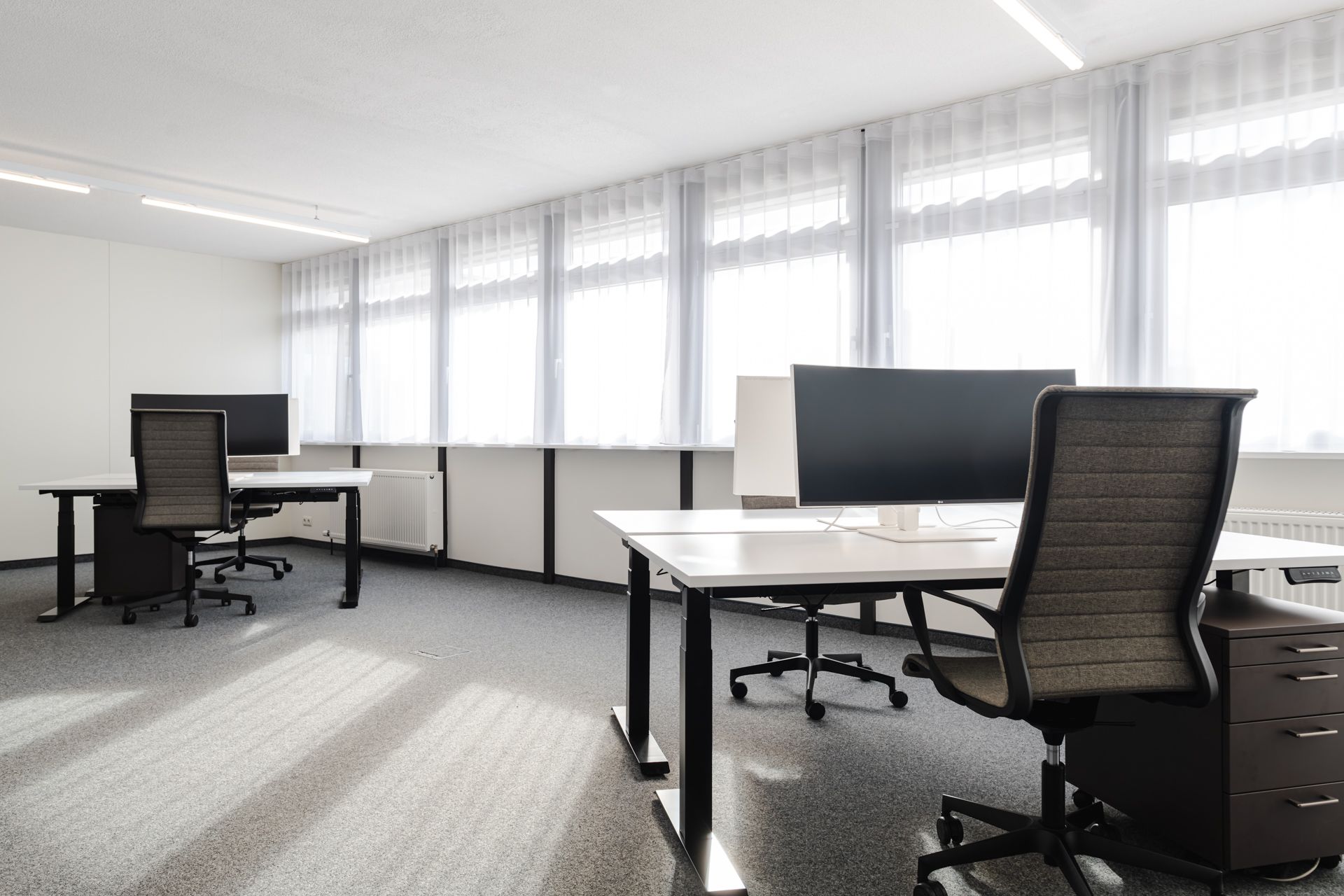 Leeres Büro mit Schreibtischen und Stühlen