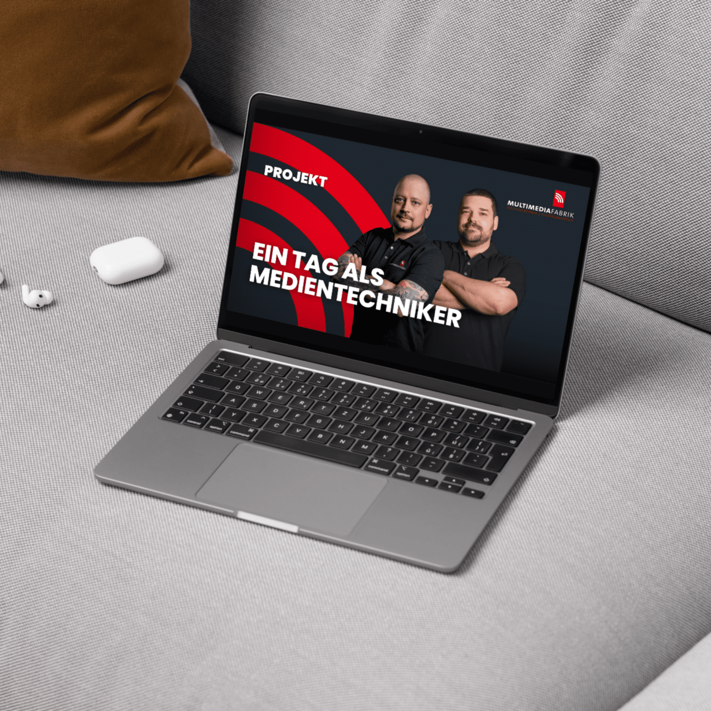 Laptop mit Medientechniker-Video auf Sofa