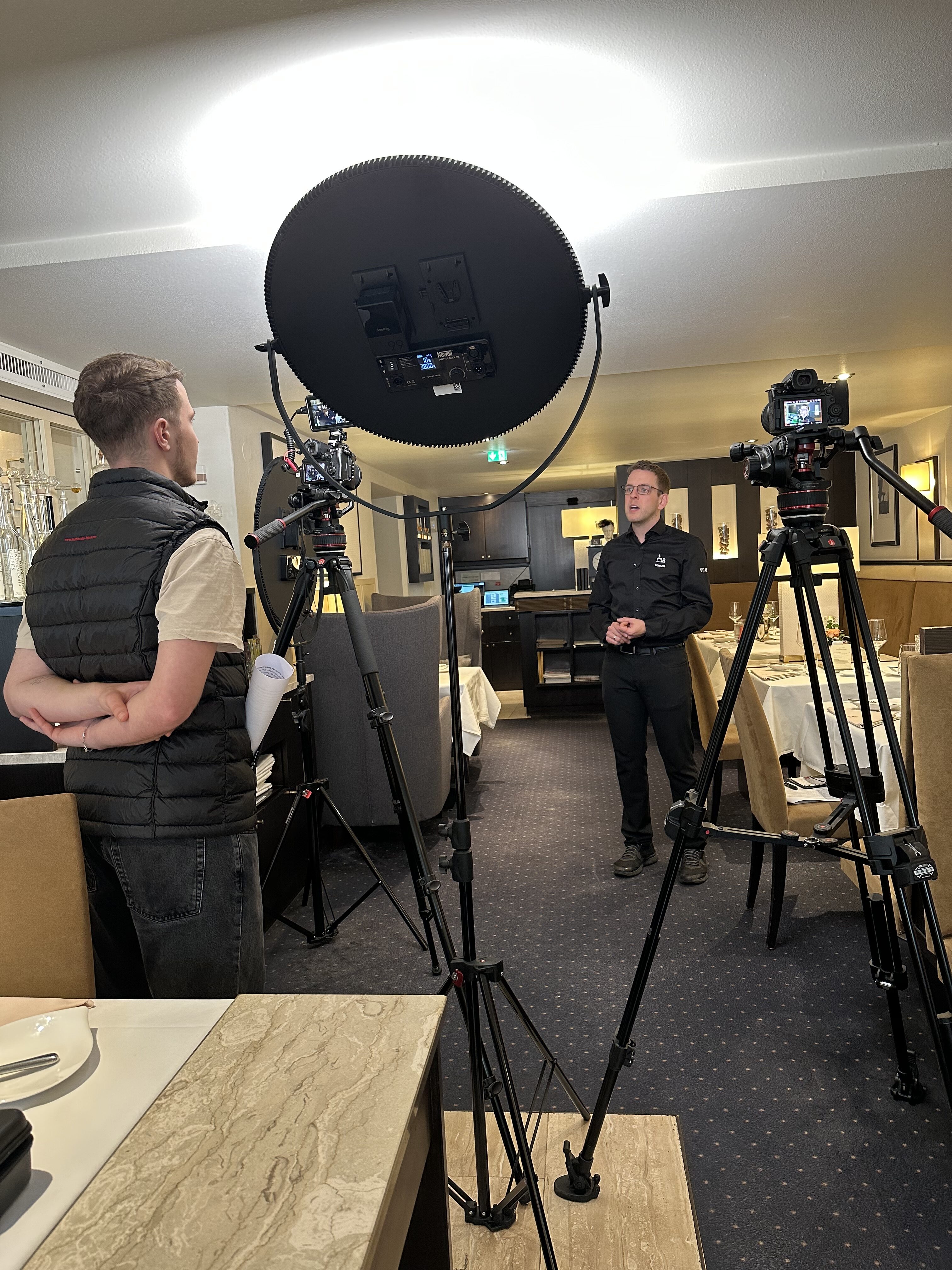 Restaurant-Interview mit Beleuchtung und Kameras