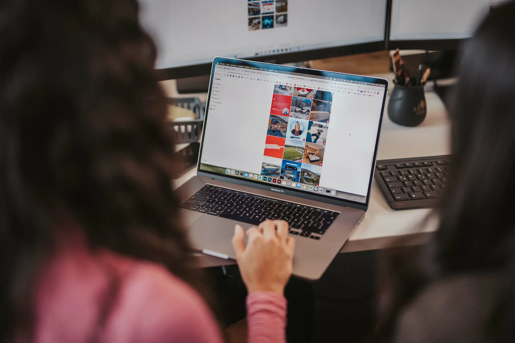 multimediafabrik koblach ansicht auf laptop von hinten