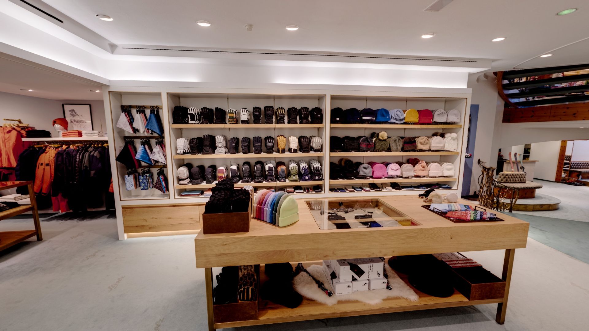Kleidung und Accessoires in einem Geschäft