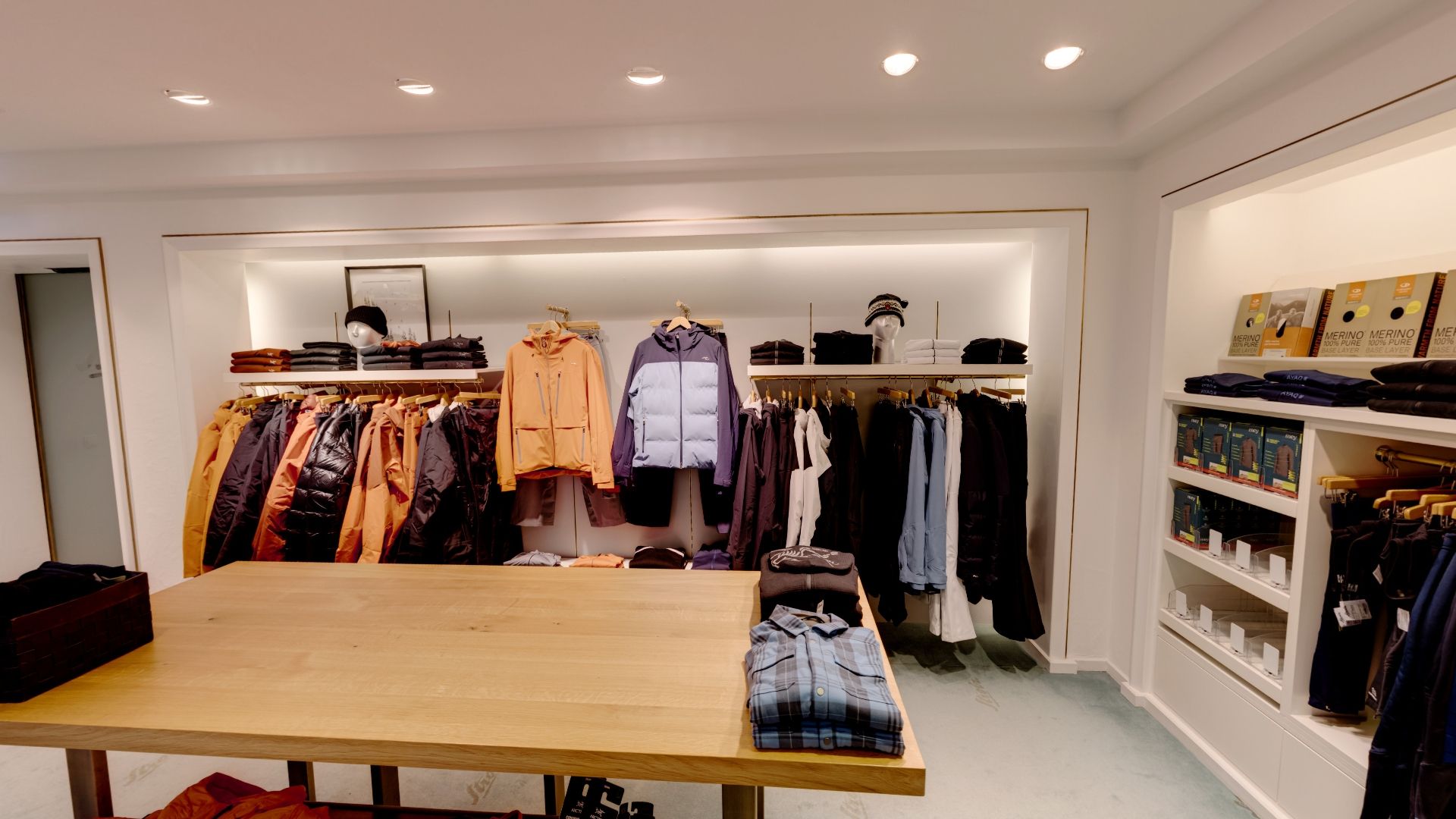 Moderne Bekleidungsboutique mit Winterjacken