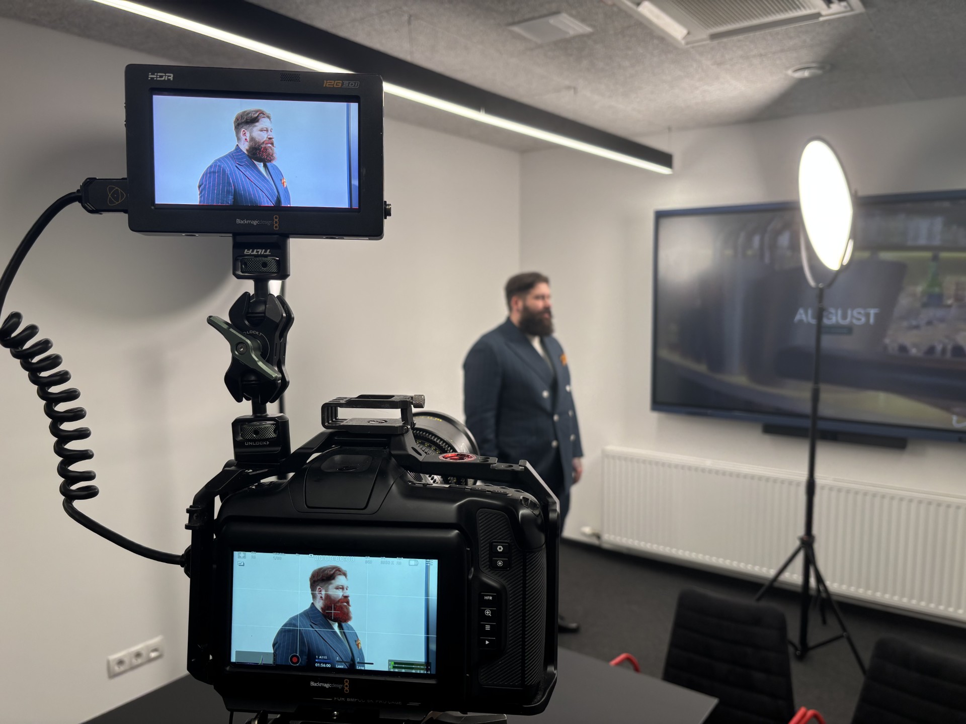 Mann bei Videoaufzeichnung in einem Konferenzraum