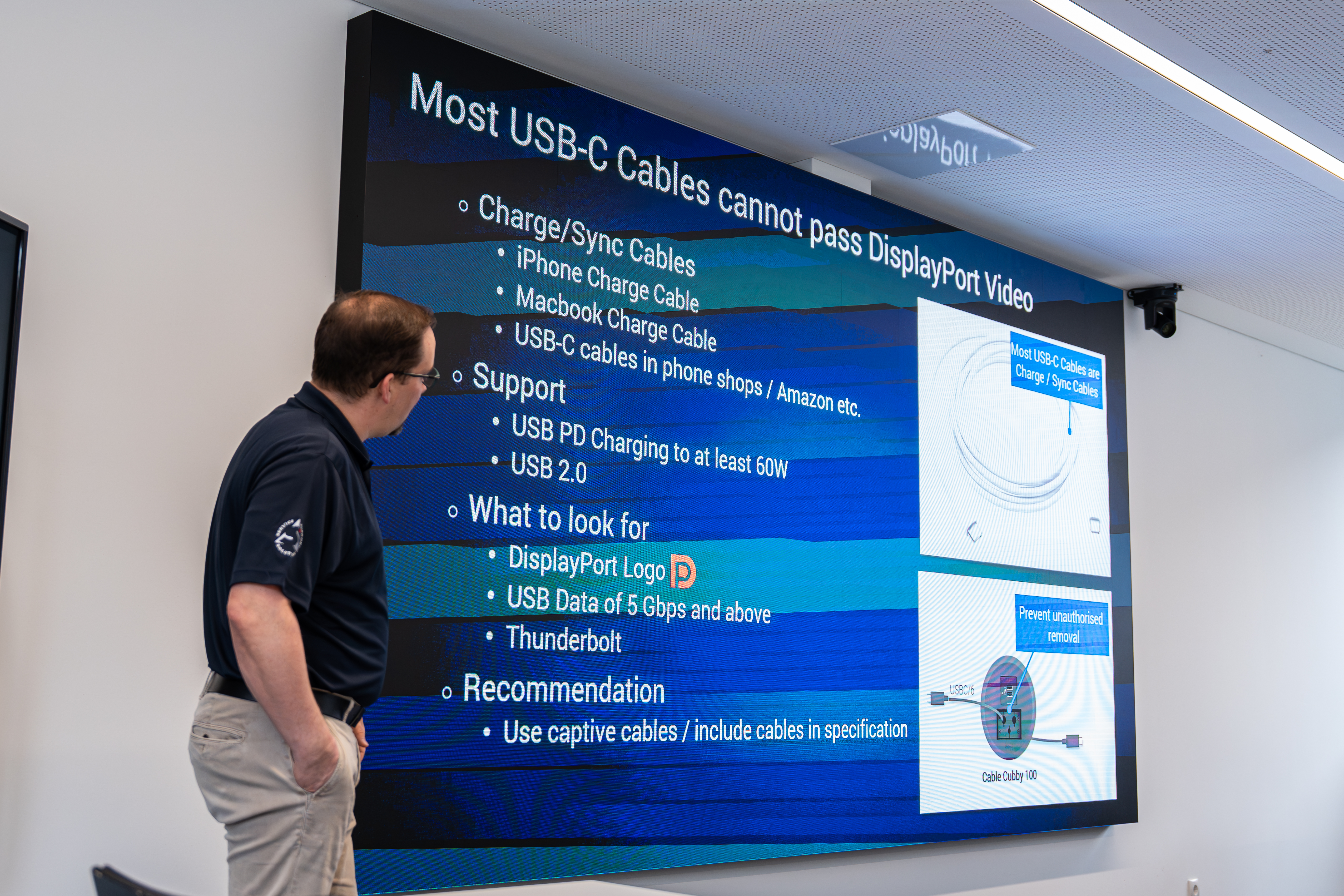 Präsentation über USB-C-Kabel und DisplayPort-Video.