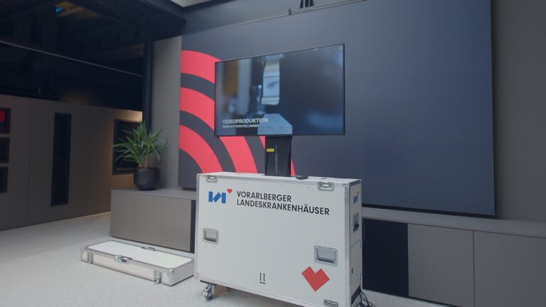 Monitor auf einem Transportkoffer im Raum