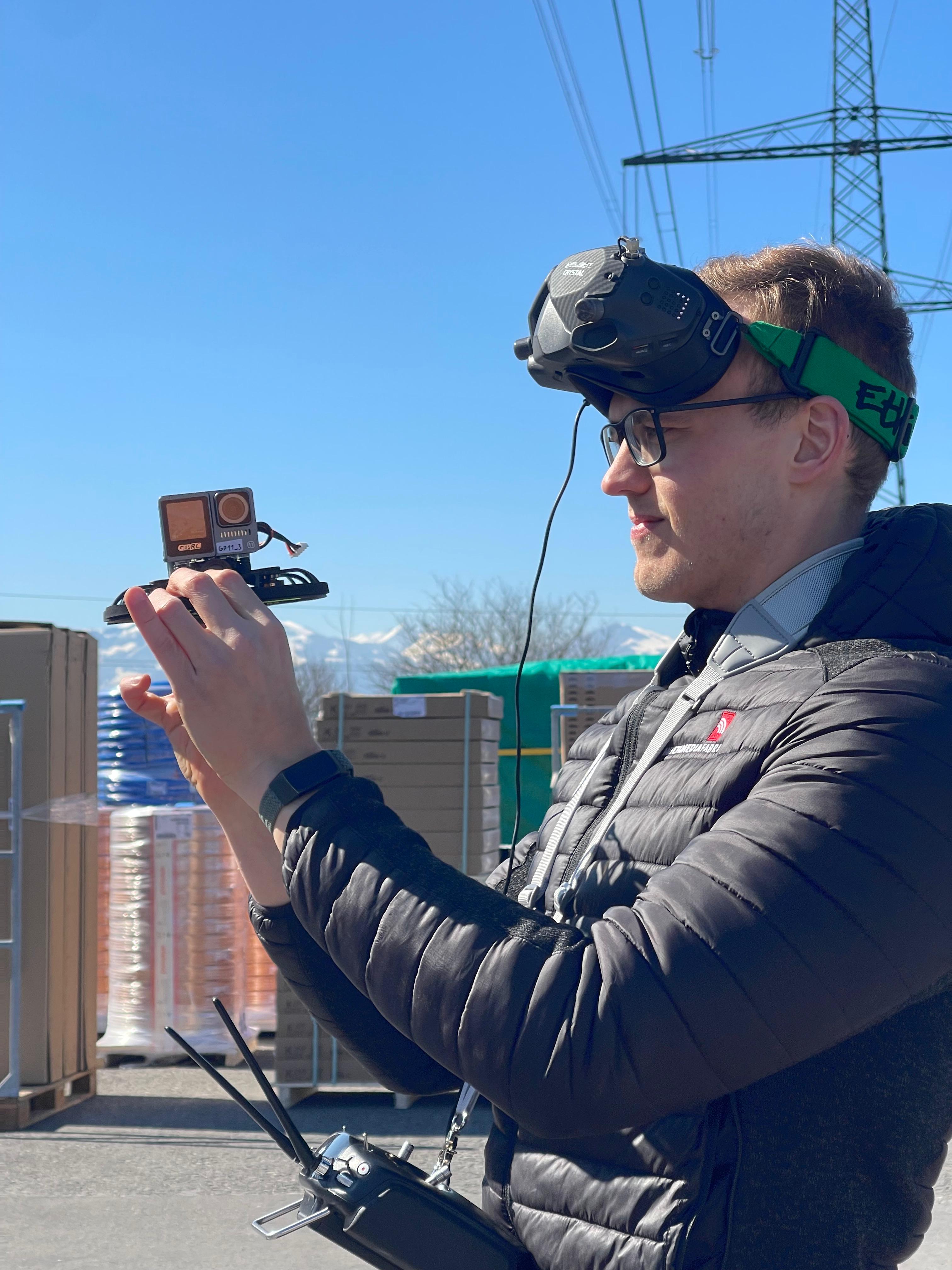 Person steuert Drohne mit VR-Brille.