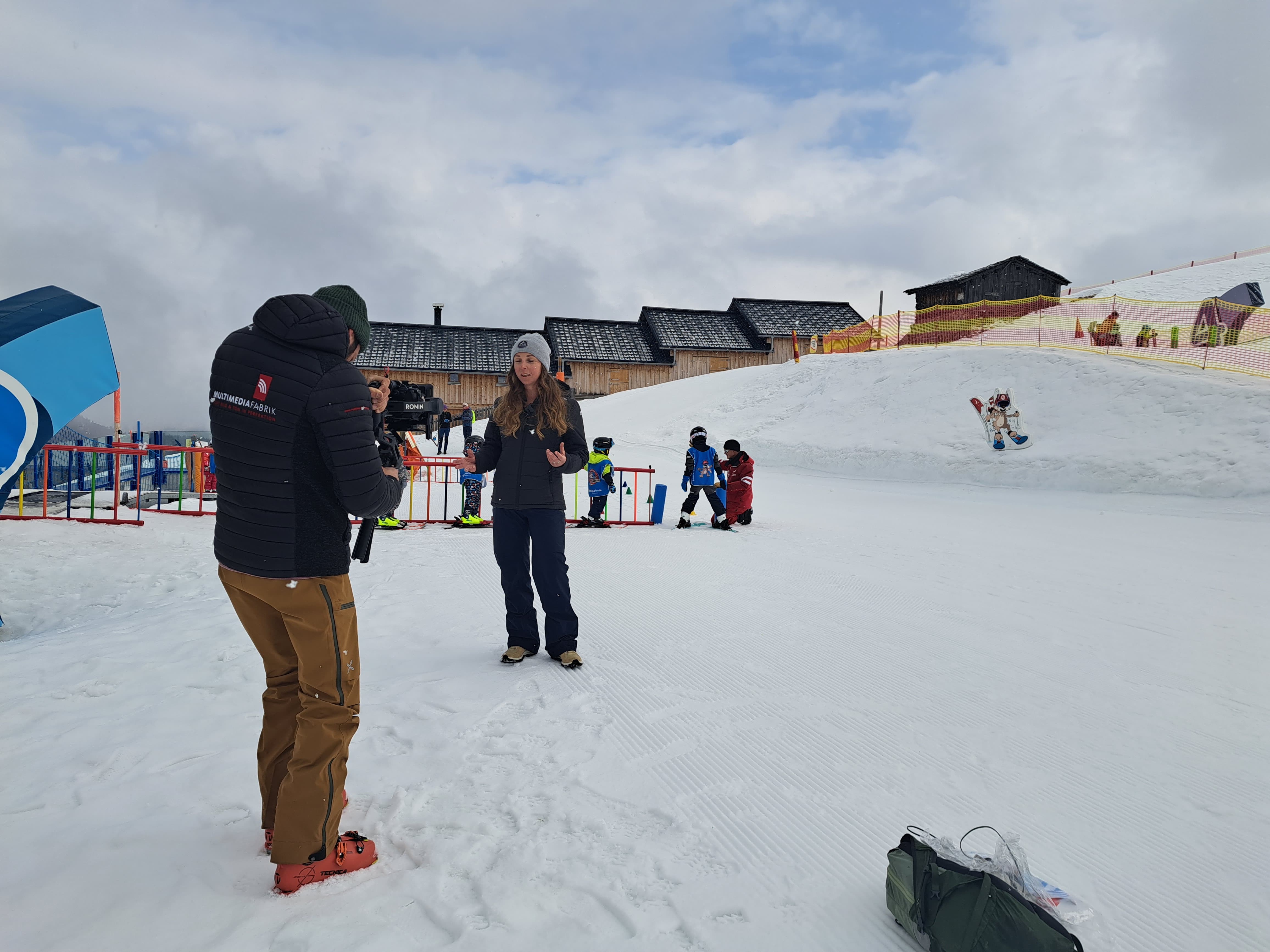 Dreh eines Videos auf einer verschneiten Skipiste.