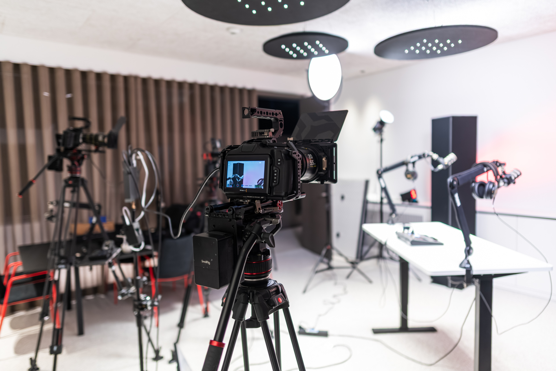 Video Podcast Moderatoren der MULTIMEDIAFABRIK im Studio Koblach