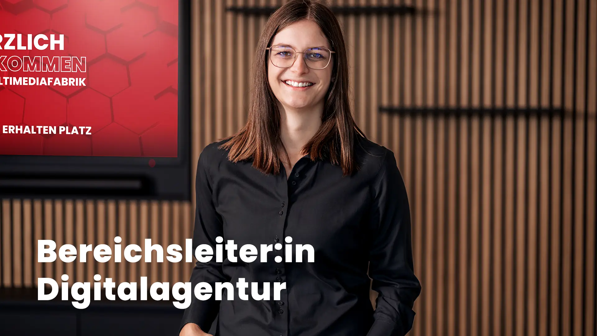 Person vor digitalem Präsentationsbildschirm