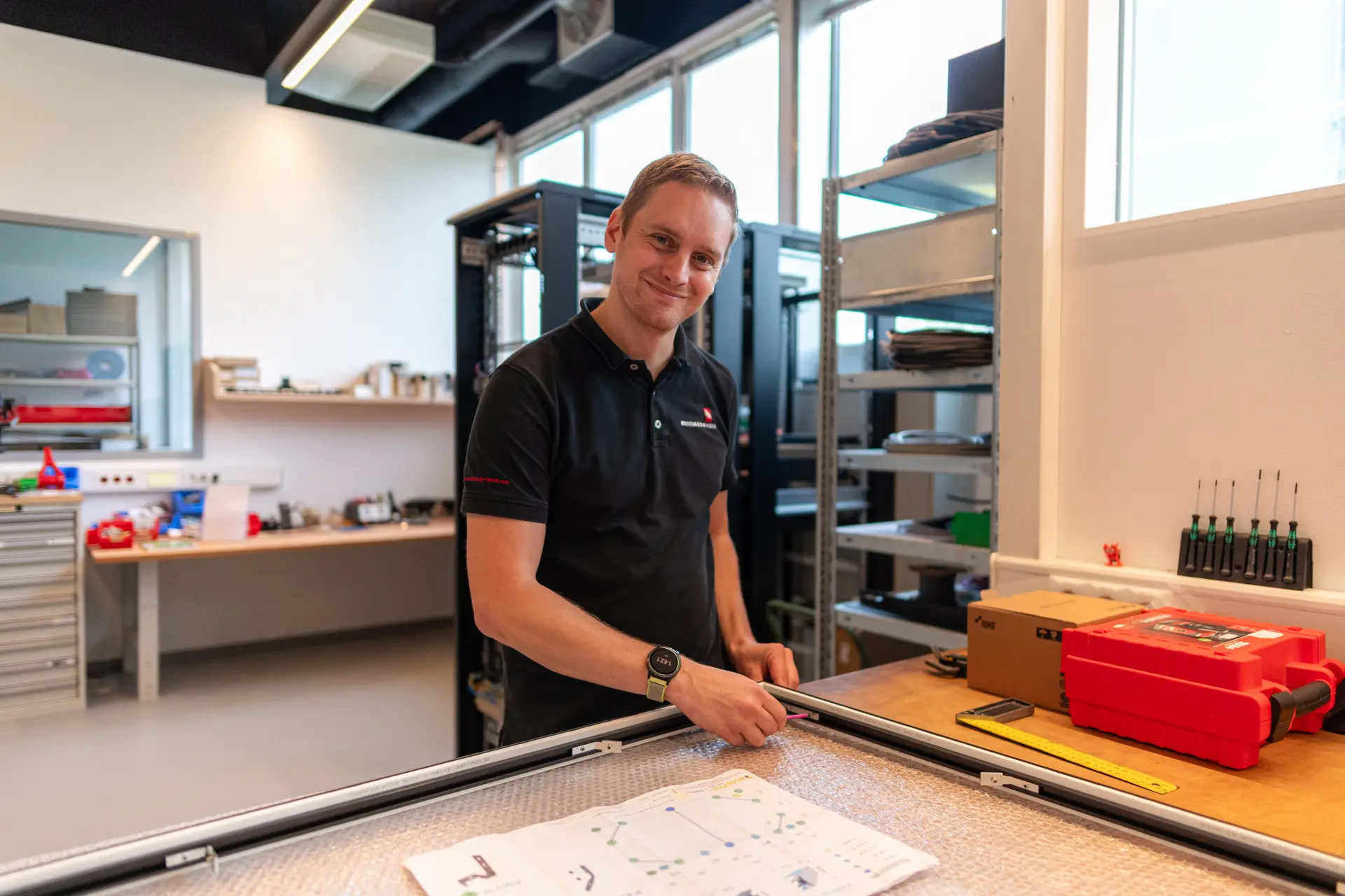 Mann im Büro mit technischen Geräten.