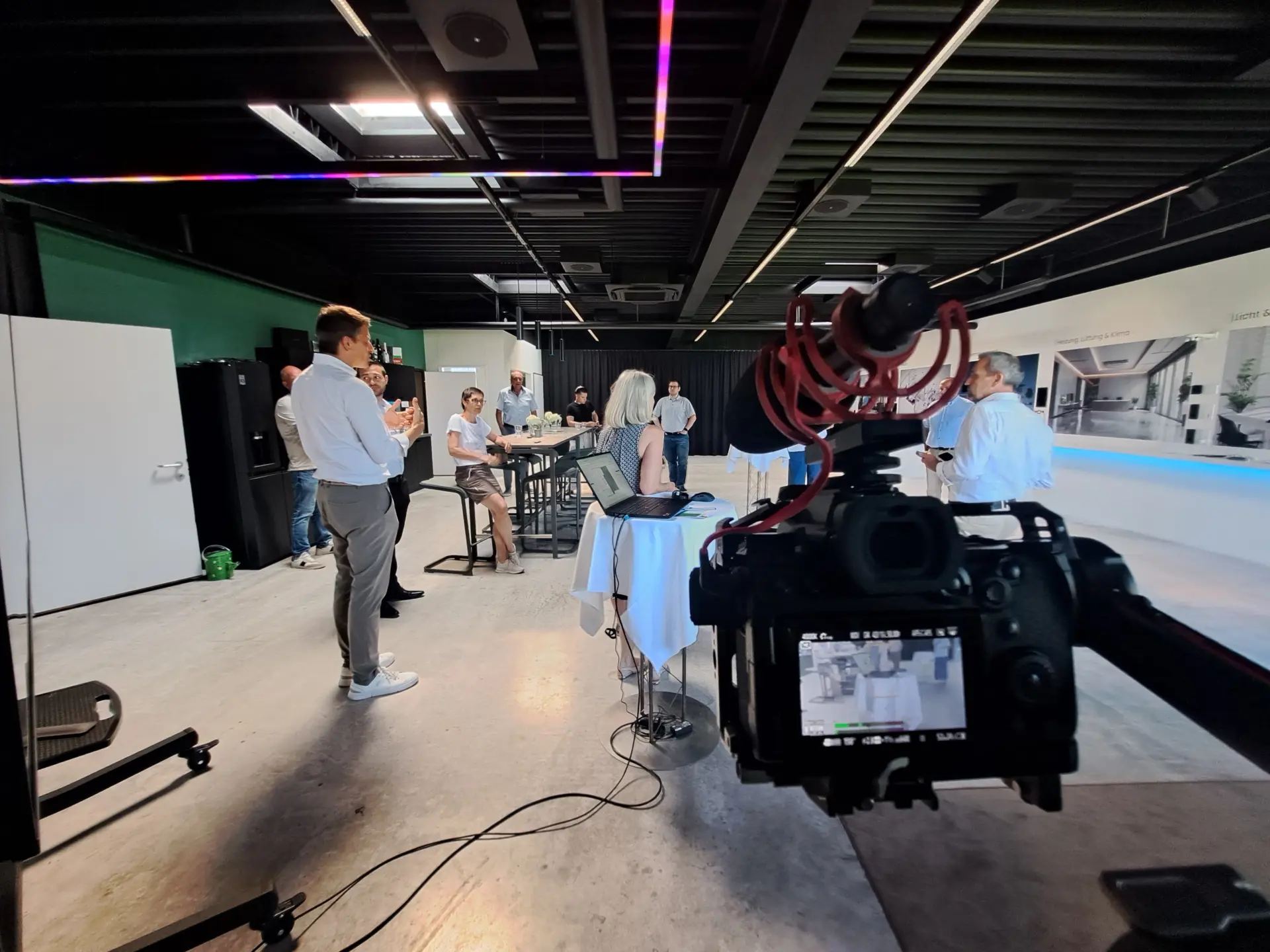 Filmdreh eines Meetings in moderner Umgebung