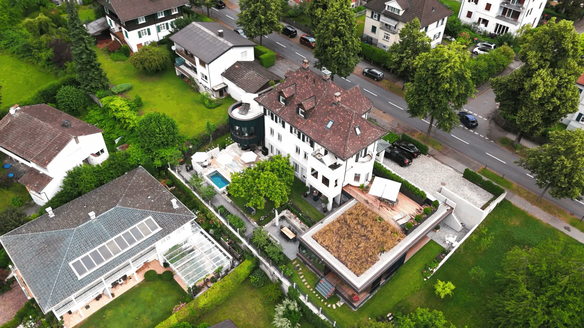 Drohnenaufnahme von Häusern in grüner Nachbarschaft