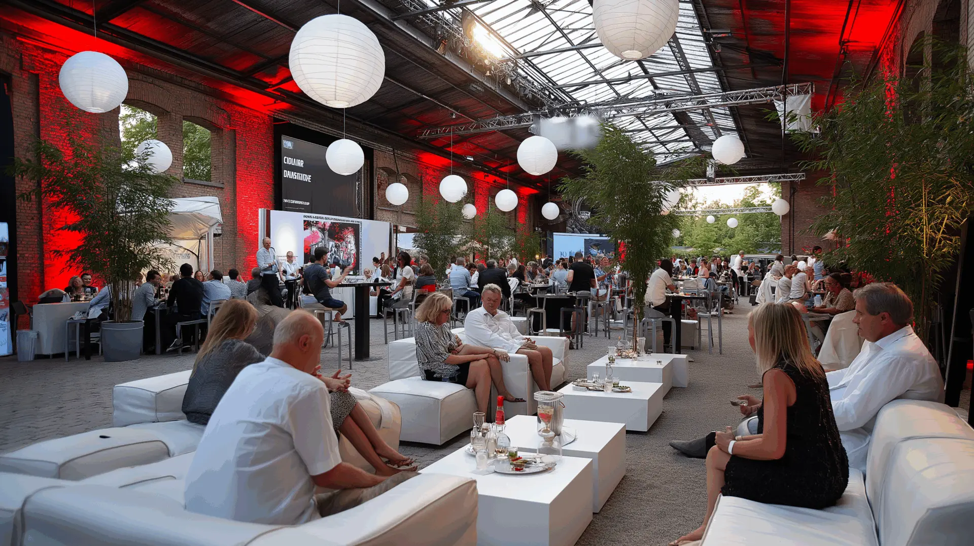 Geselliges Event mit Gästen in beleuchtetem Raum