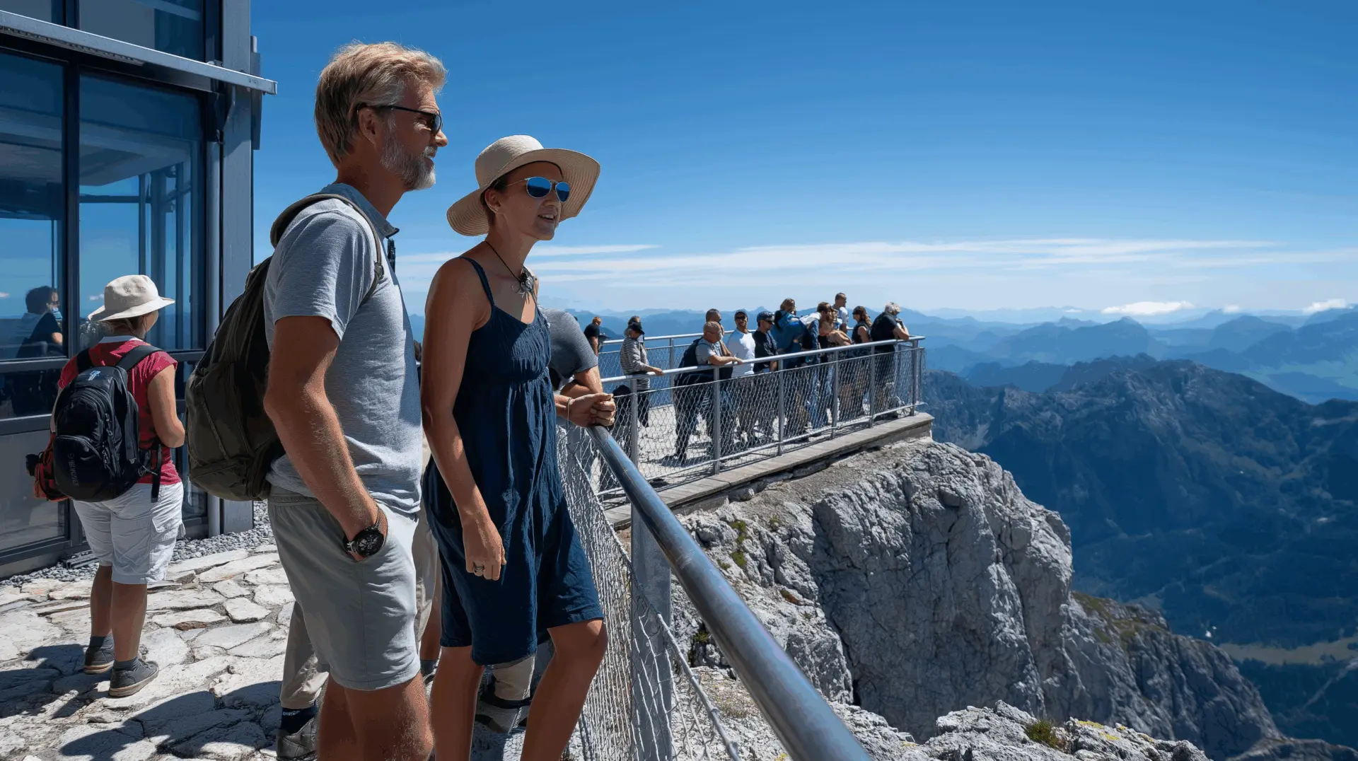 Touristen auf Aussichtsplattform in den Bergen