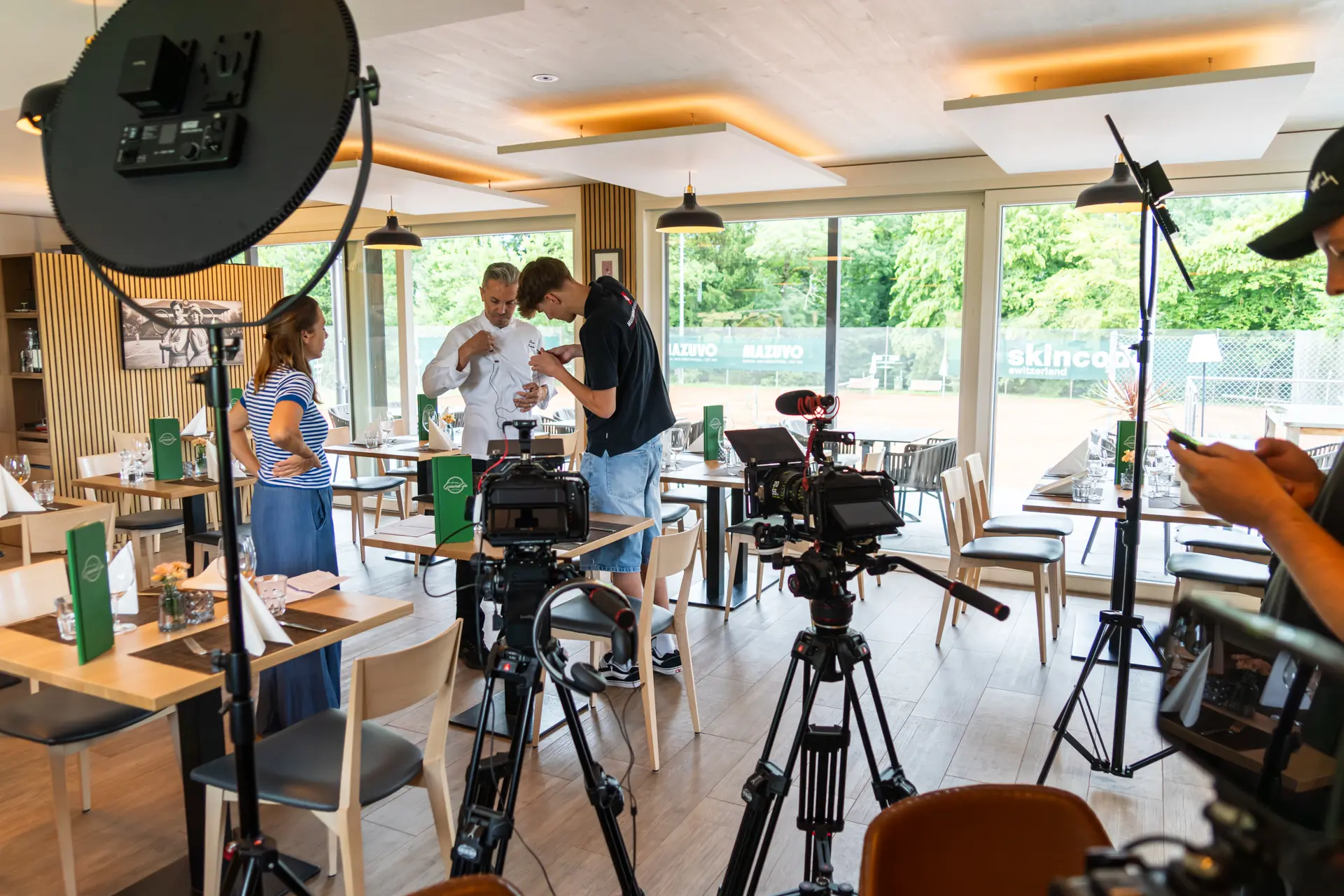 Filmcrew richtet Kameras in Restaurant ein