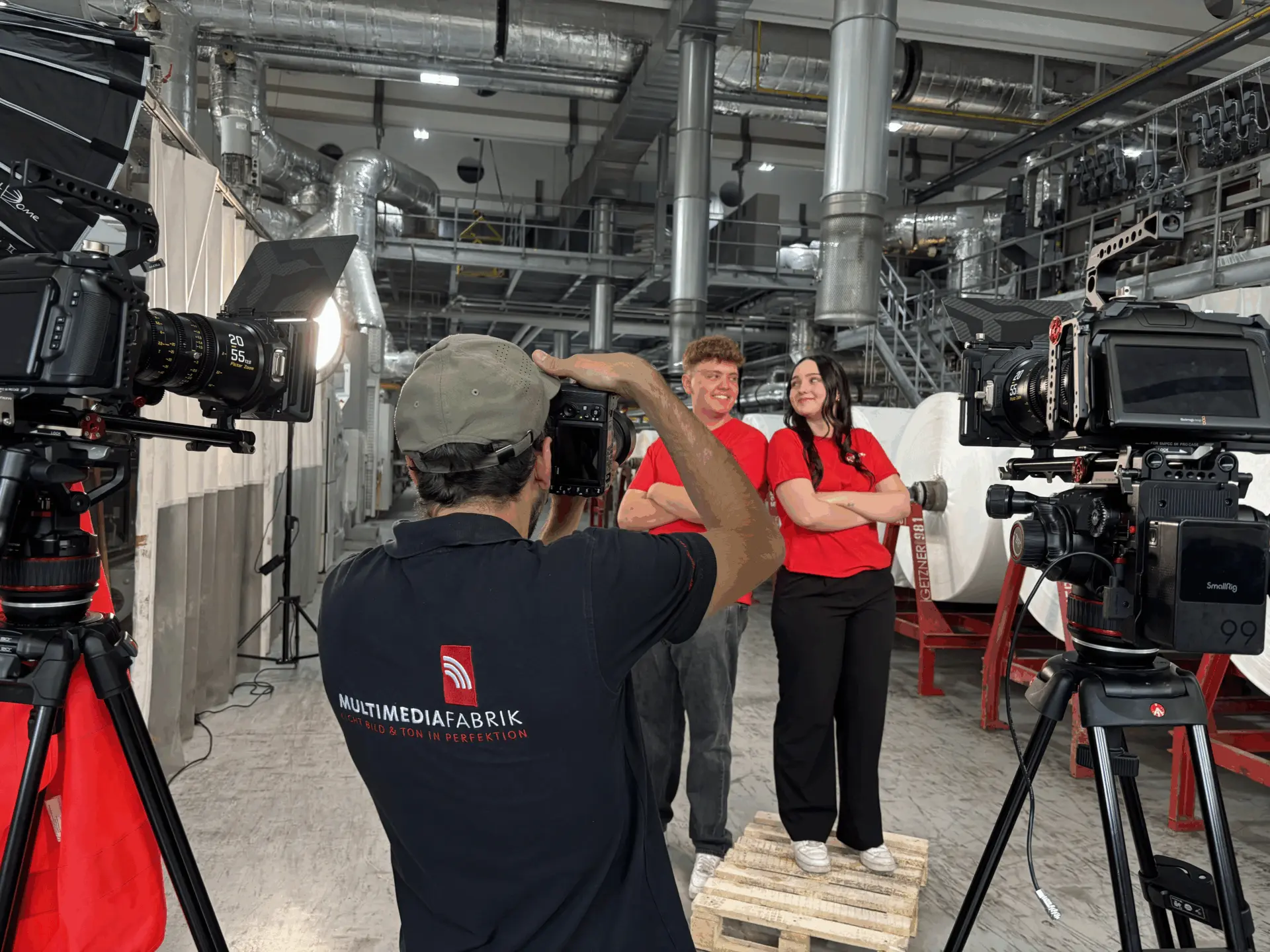 Fotoshooting mit Industriehintergrund und Kamerateam