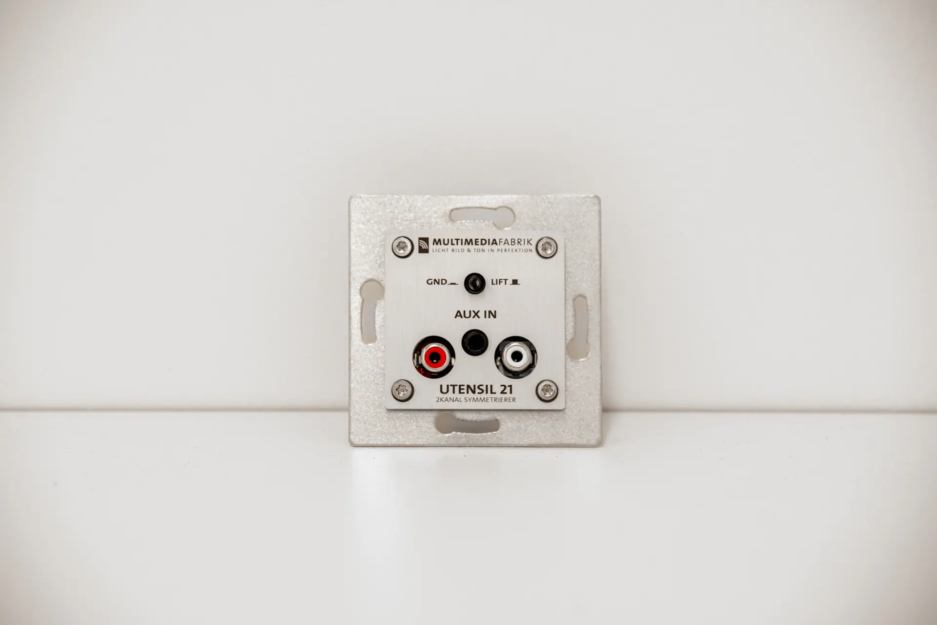 Weißes Audio-Wandpanel mit Anschlüssen.