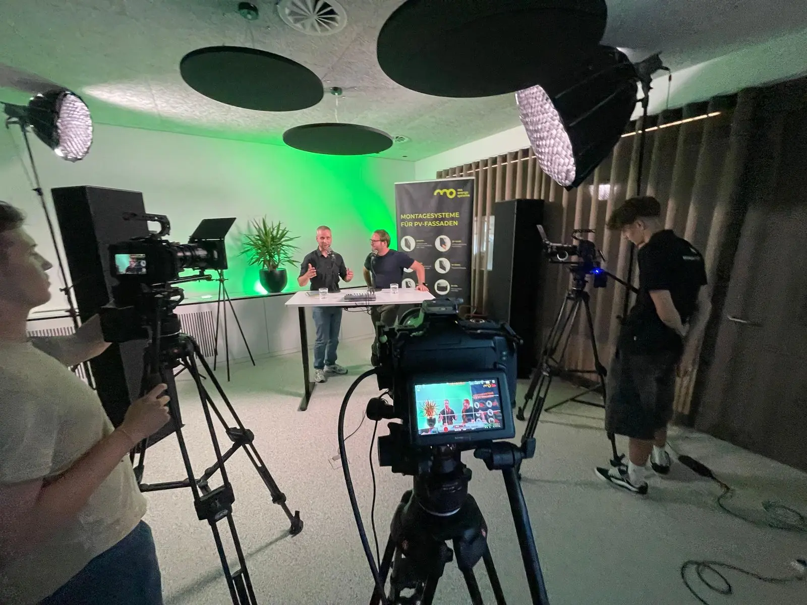 Videoproduktion im Studio mit Kameraausrüstung.