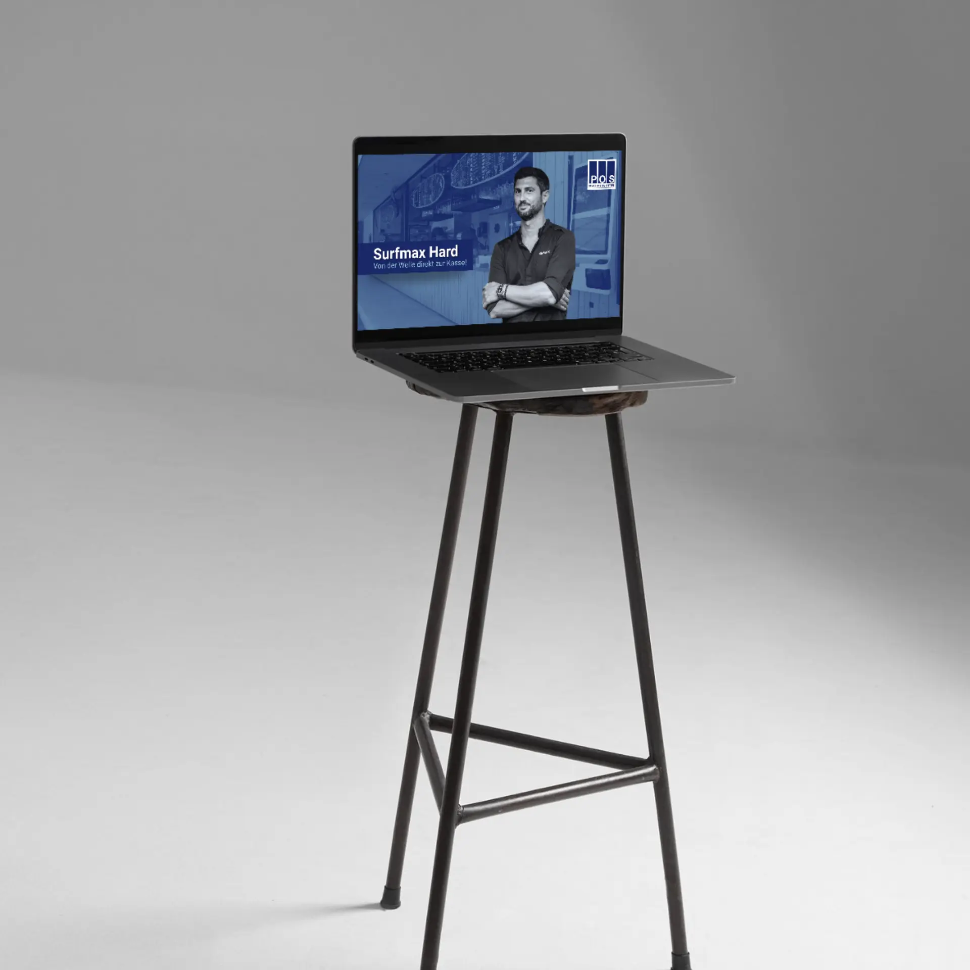Laptop steht auf einem Hocker.