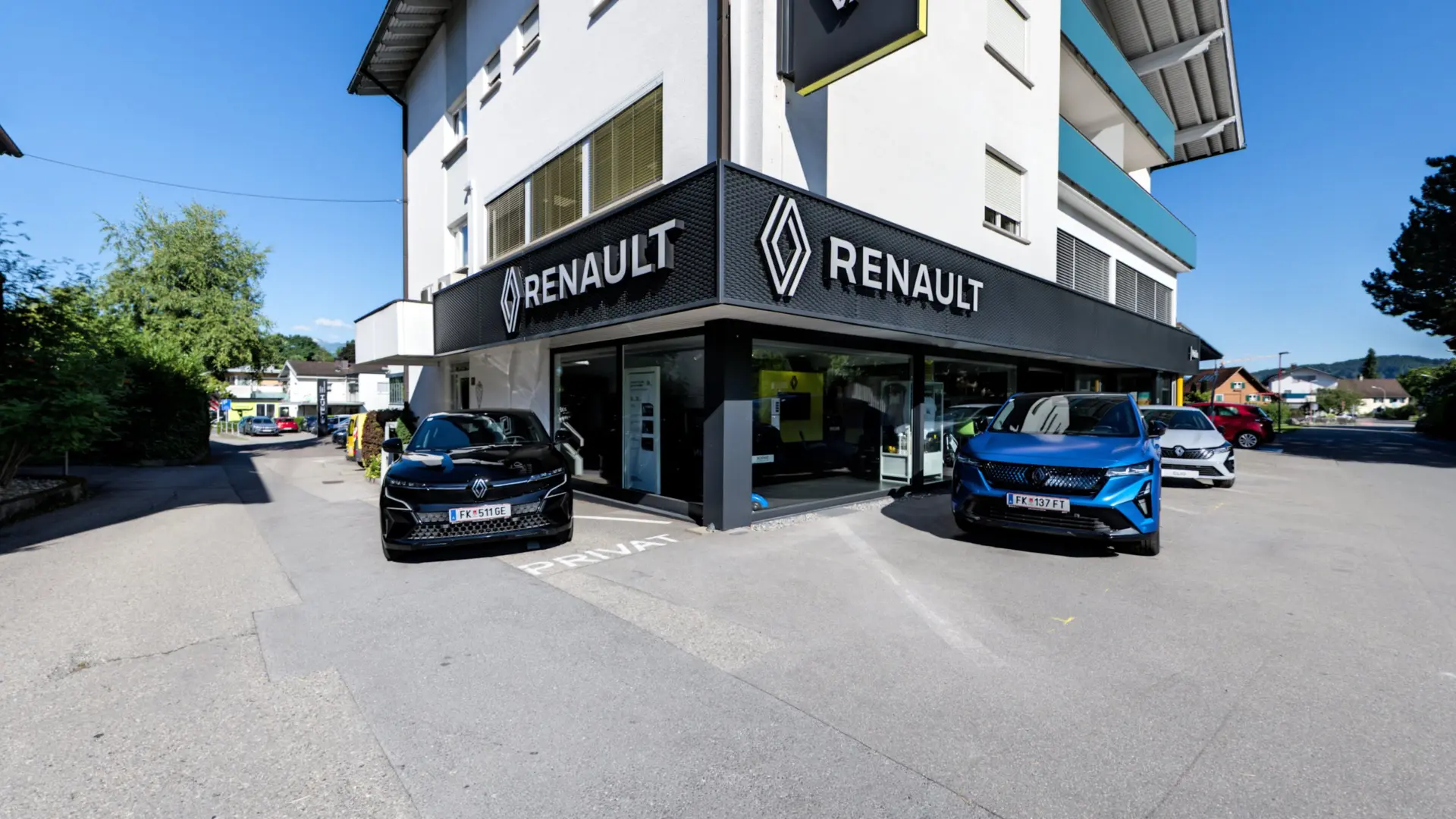 Renault Autohaus mit geparkten Fahrzeugen