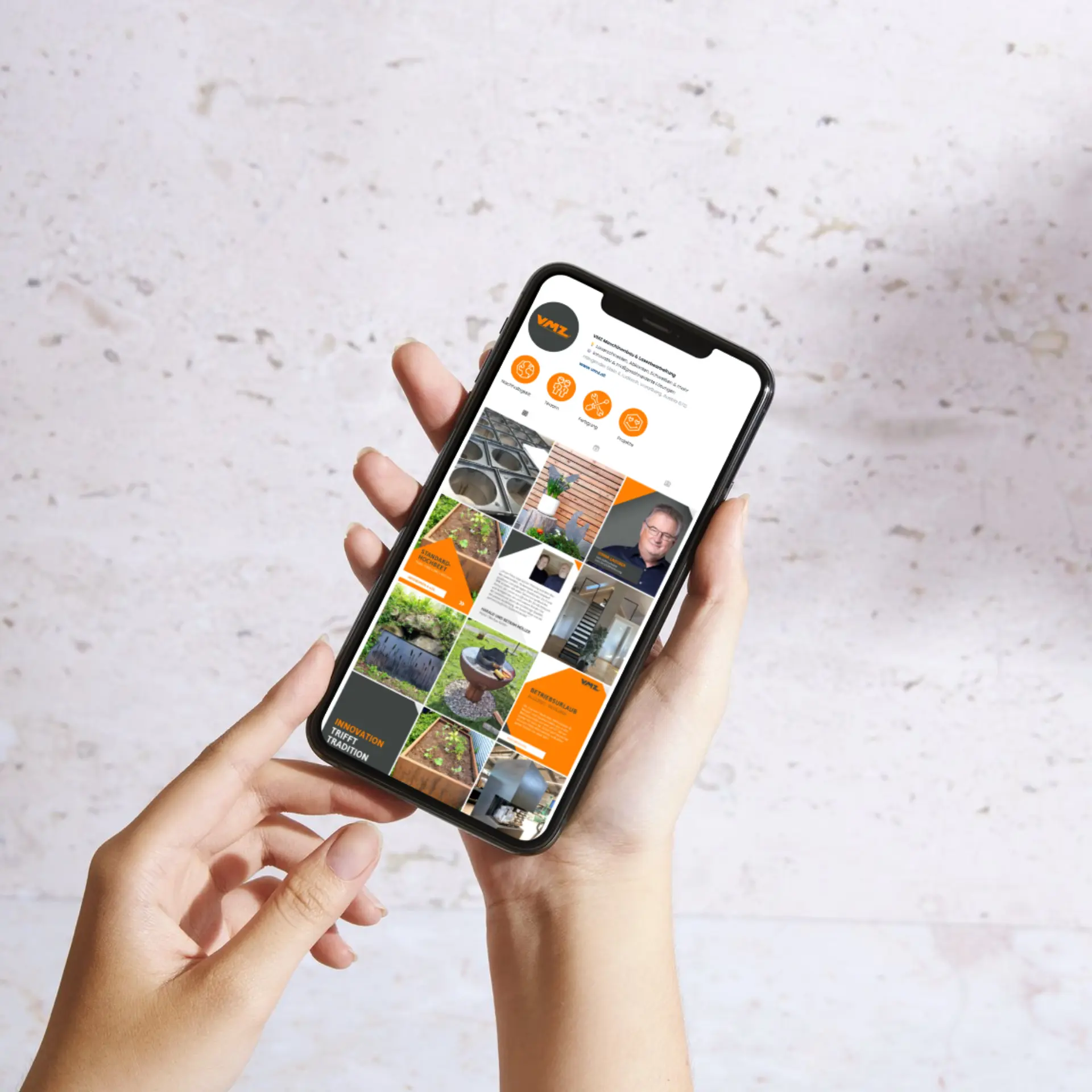 Person hält Smartphone mit Instagram-Profil