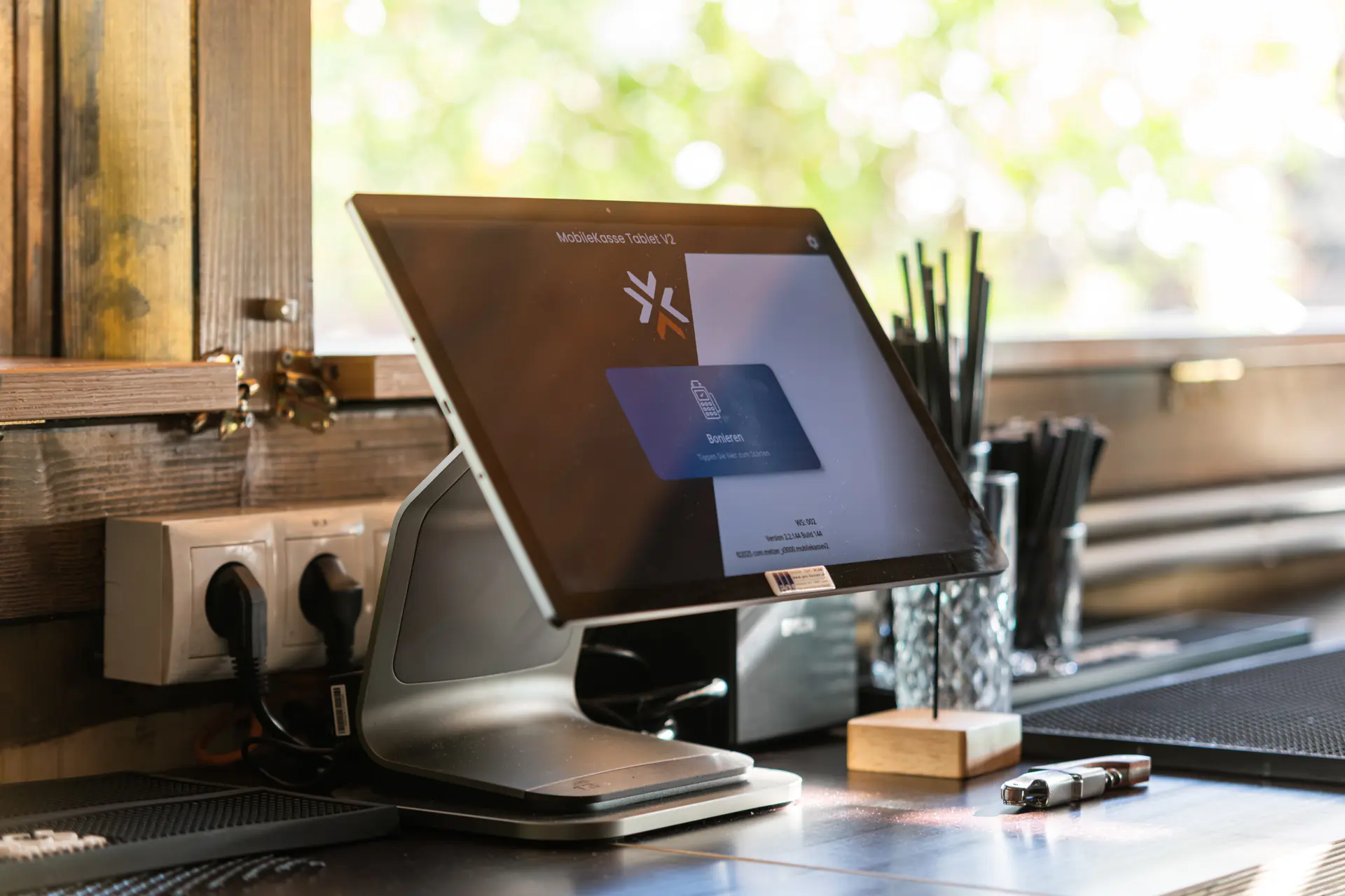 Touchscreen-Kasse auf Tresen in einem Café