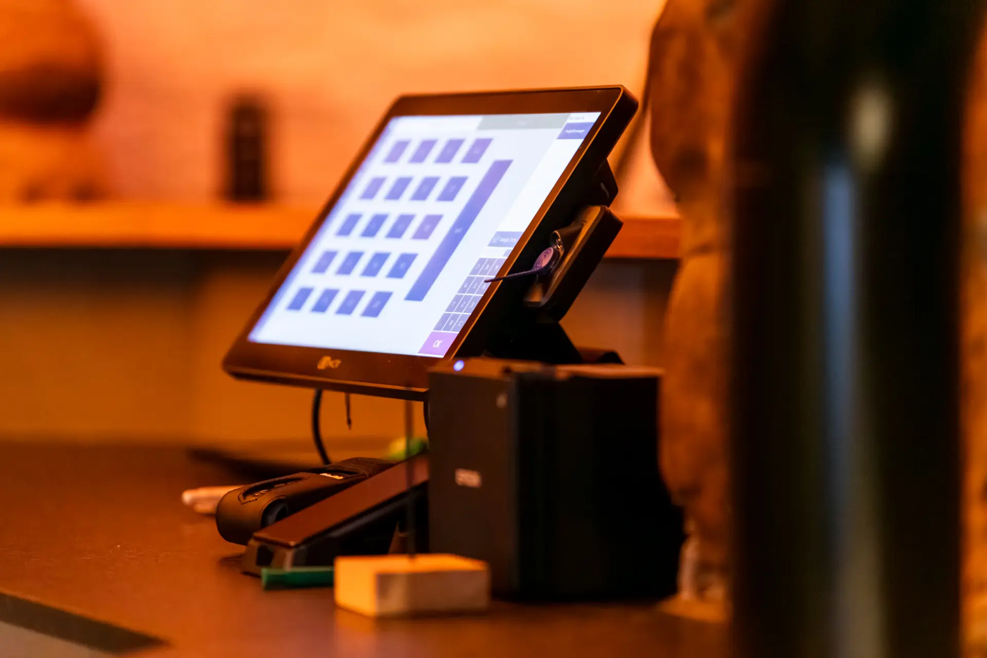 Digitaler Kassenmonitor auf Holztresen