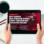 Tablet mit Sonos Audio Werbung gehalten.
