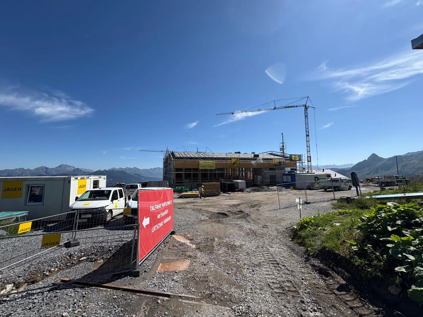 Baustelle in den Bergen bei Sonnenschein.