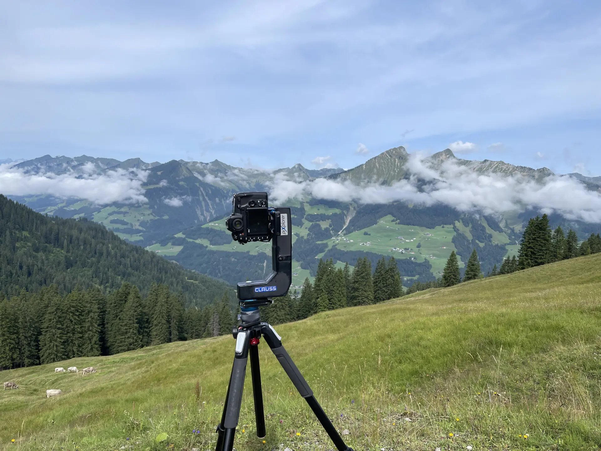 Stativ mit Kamera in Alpenlandschaft