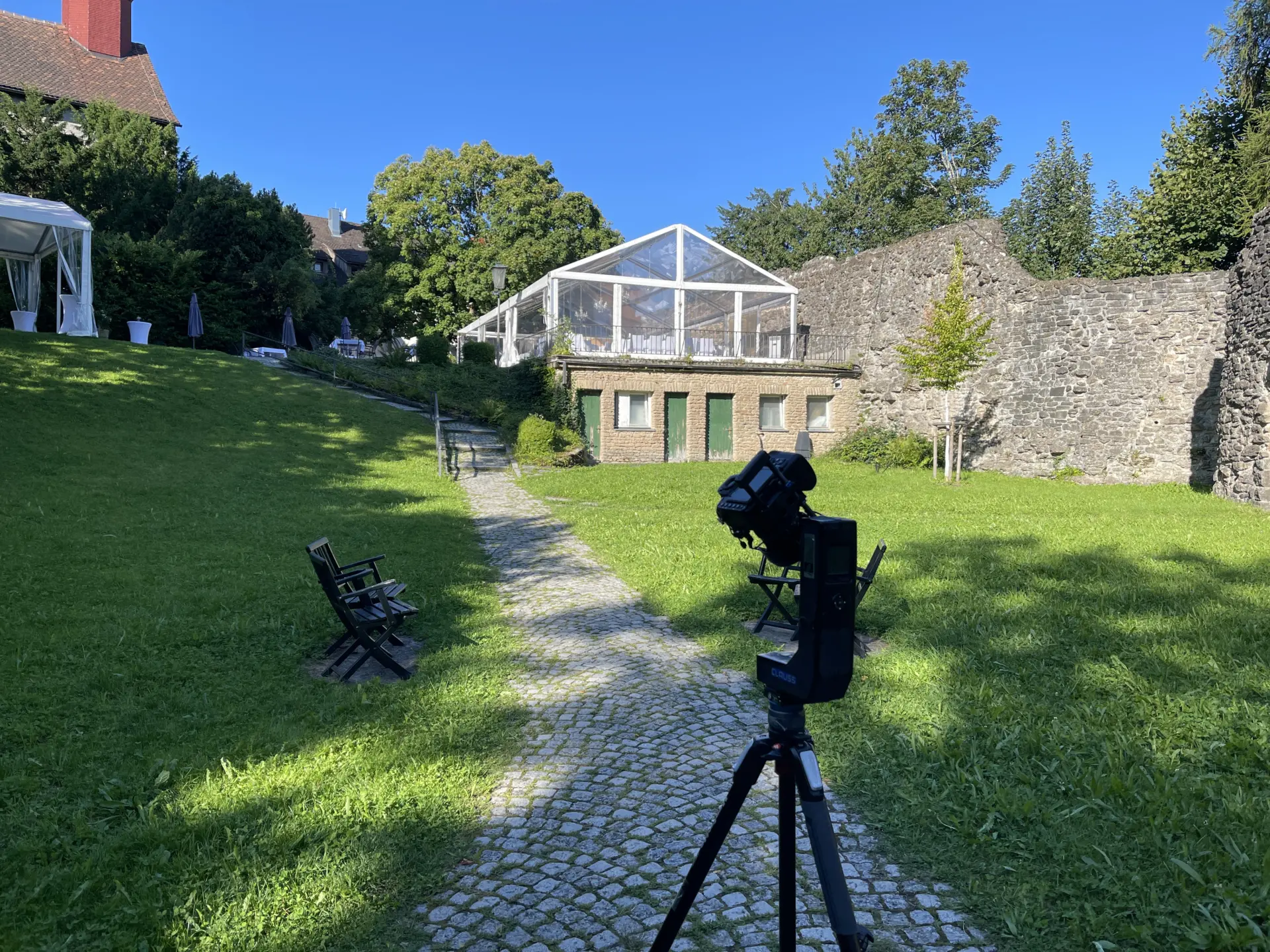 Grüner Park mit Kamera auf Stativ