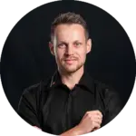 Mann im schwarzen Hemd vor schwarzem Hintergrund