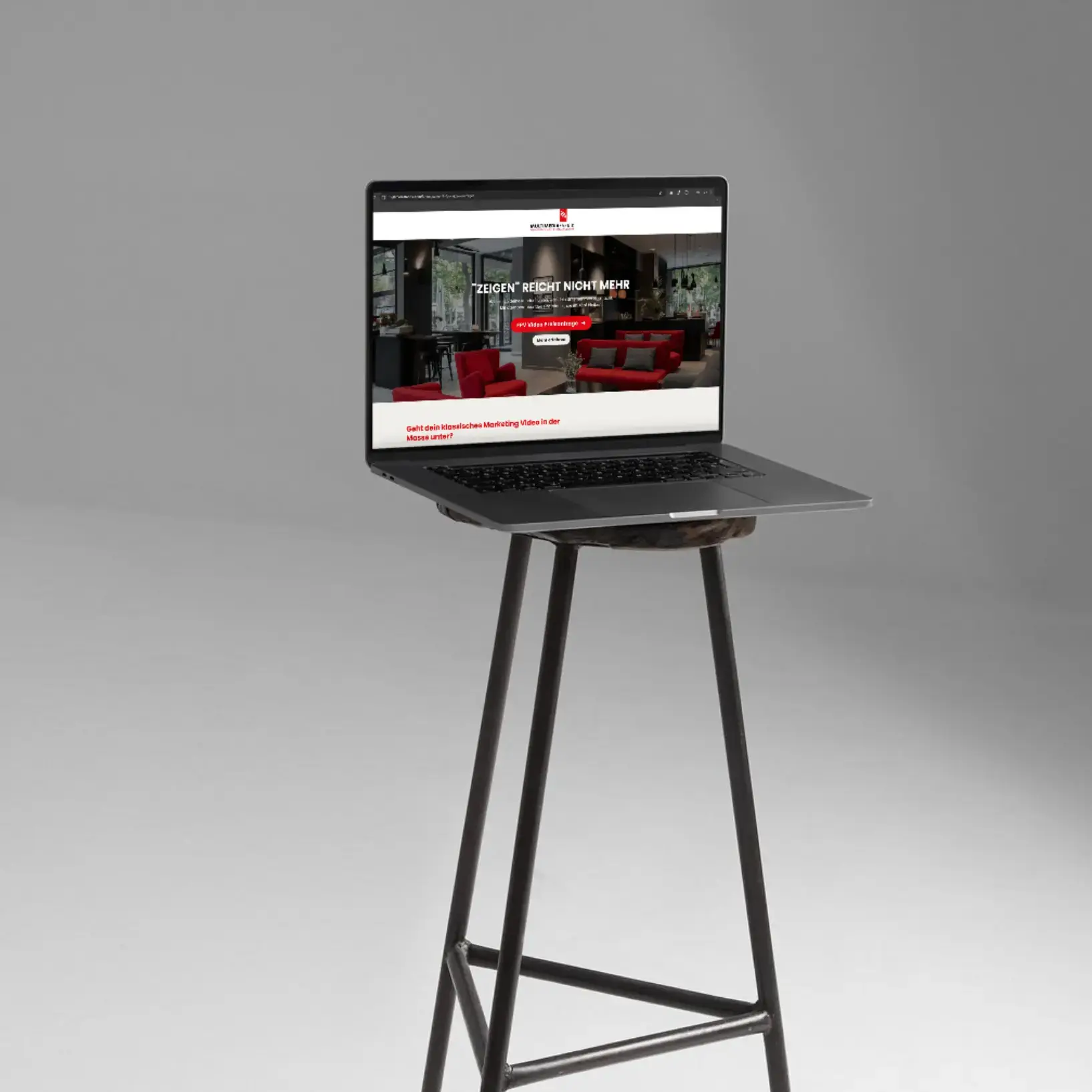 Laptop auf einem Hocker, Webseite geöffnet.