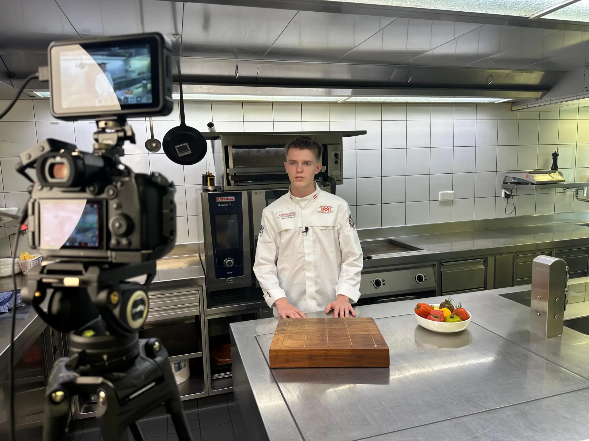 Junger Koch vor Kamera in Restaurantküche gefilmt.