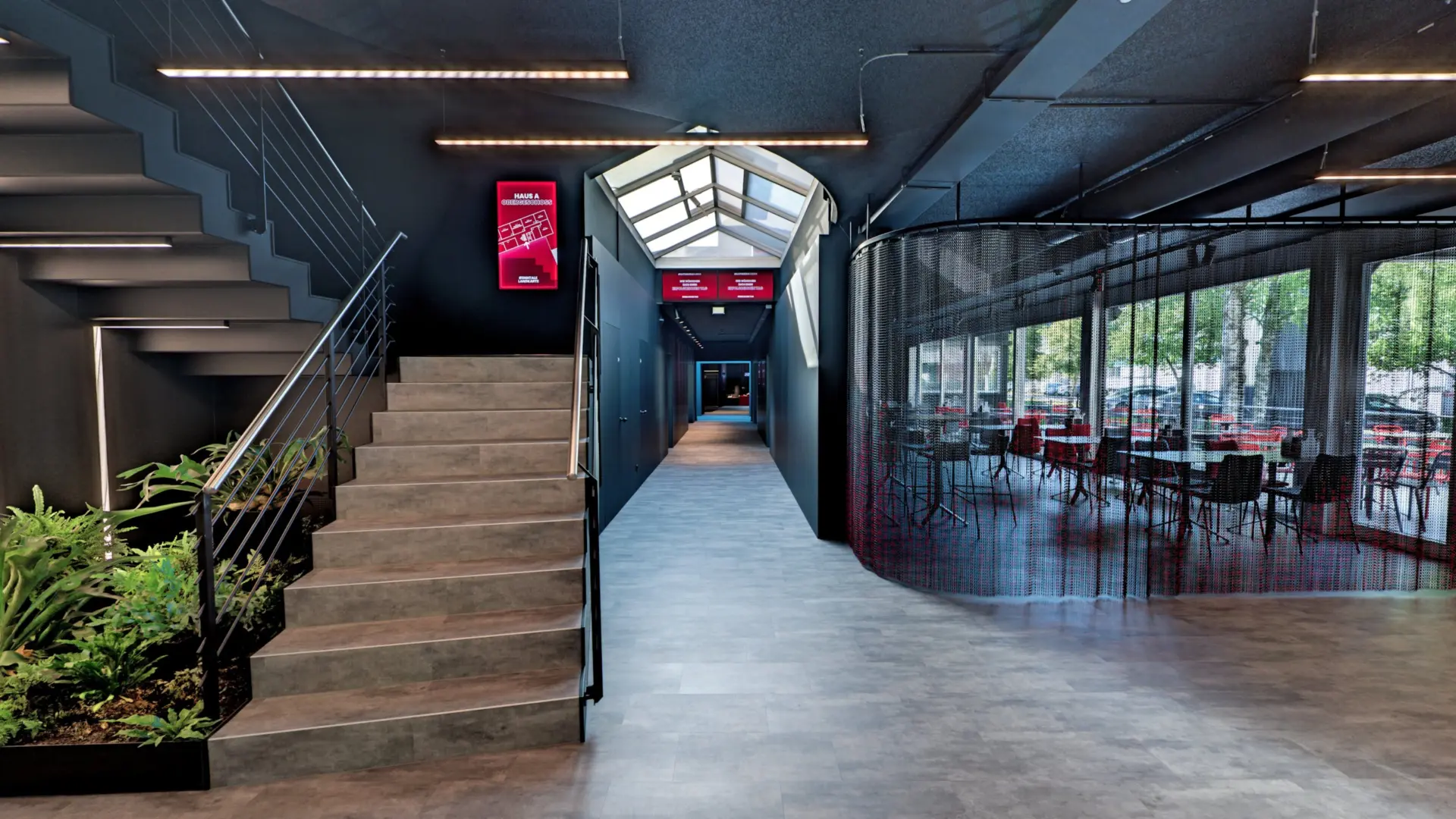 Moderner Innenraum mit Treppe und Fenstern