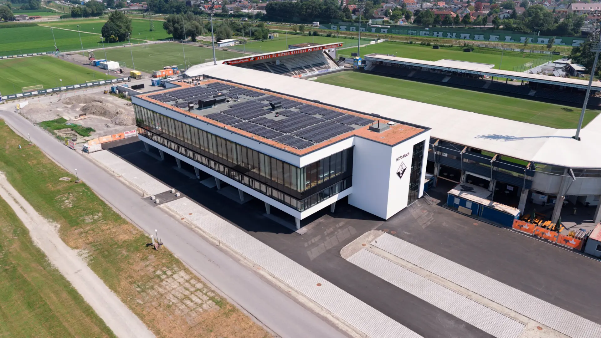 Luftaufnahme eines Stadions und Trainingsgeländes.